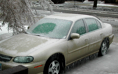 自動車の車の避難所は氷と雪から車を守る